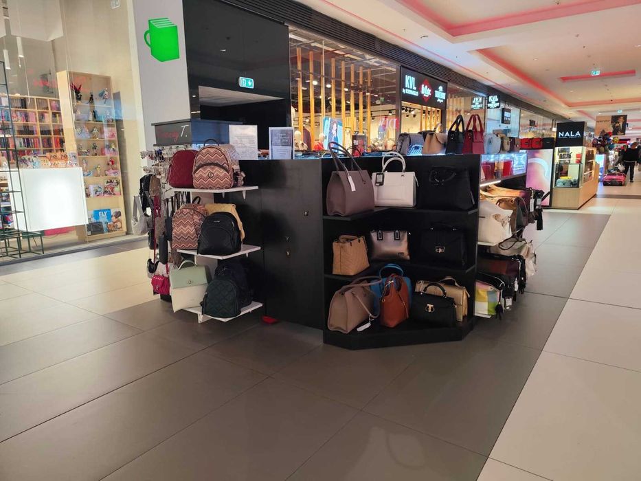 Stand profesional  pentru genți ,accesorii 3,30×2,60 m disponibil