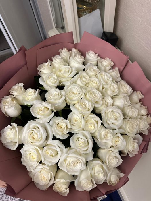 Розы белый жемчуг. 1-метровые. Свежие, нежные. Только вчера подарили.