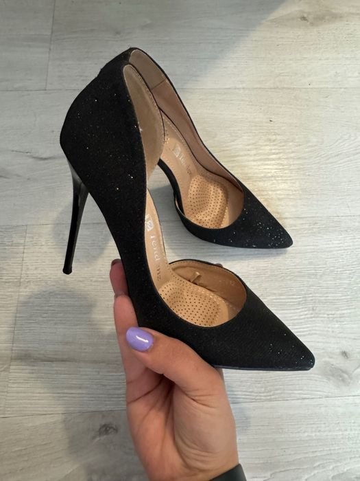 Черни блестящи токчета на Tendenz