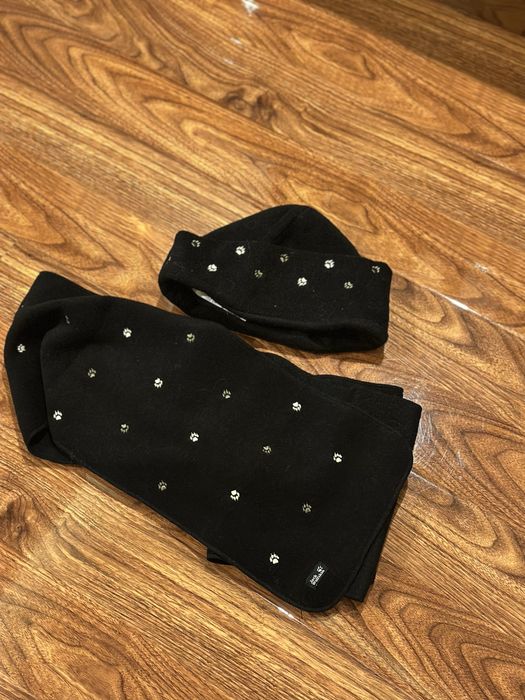 Разпродажба на шалове и шапки