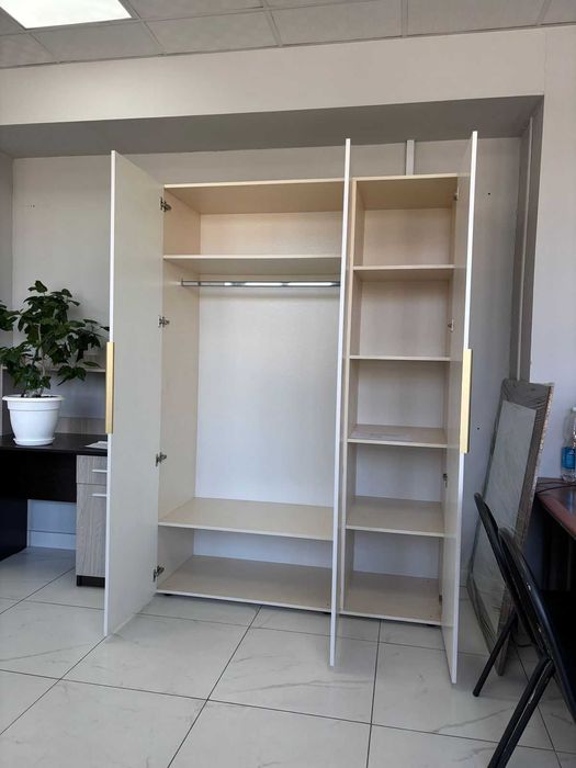 Шкаф трехдверный