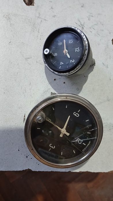 В продаже автомобильные часы.