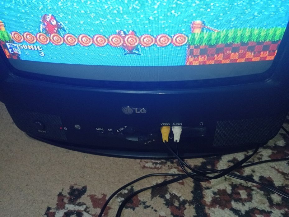 Телевизор LG. Маленький