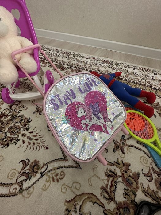 Ойыншықтар сатылады.