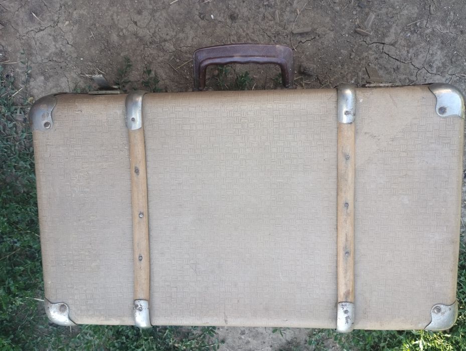 Vand geamantan din carton fabricat in Romania în anul 1972, folosit, in stare  acceptabila, vintage, pentru nostalgici.
