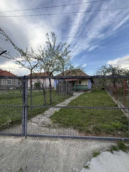Casă bătrânească + teren