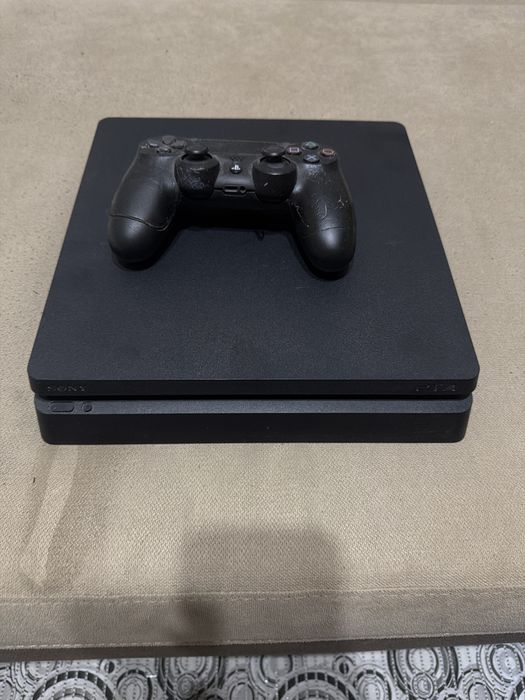 Продавам playstation 4 с три игри