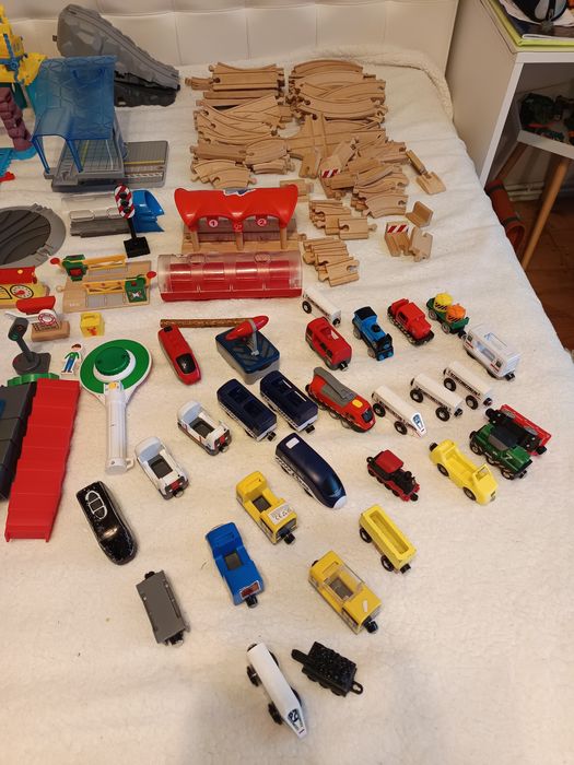 Se vând diverse trenuri,sine, macaze,poduri cu lumina fara lumină etc.