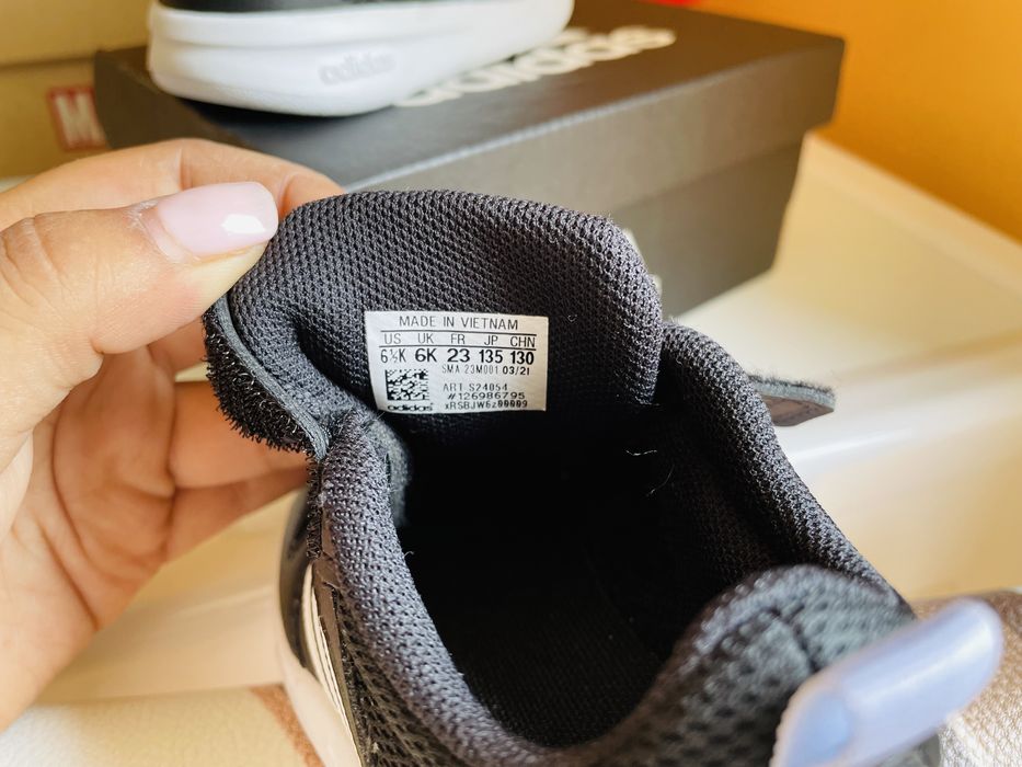 Маратонки - adidas, сандали - nike