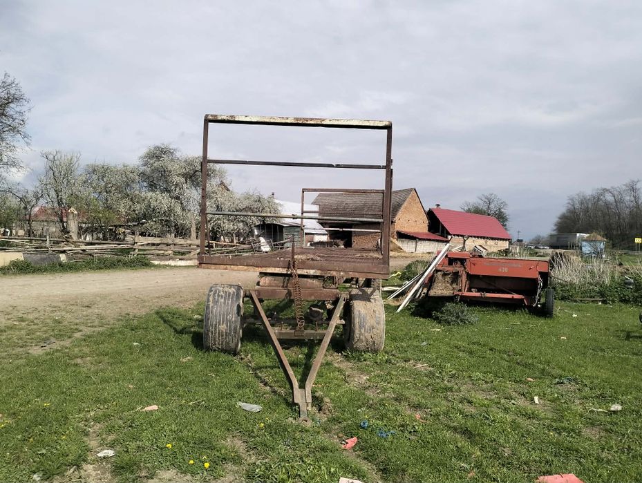 Vând trailer pentru încărcat baloti preț ușor negociabil