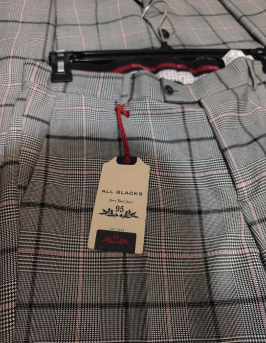 Vand doua costume+ (papion vesta le cel negru) premium unul purtat odata si unul nou 700 lei ambele pentru M/L in jur la 1,7-1,9 m inaltime 75-85 kg