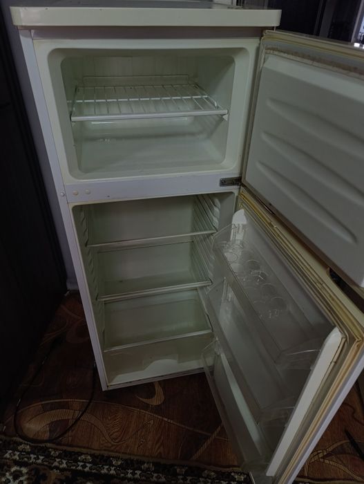 Холодильник сотилади