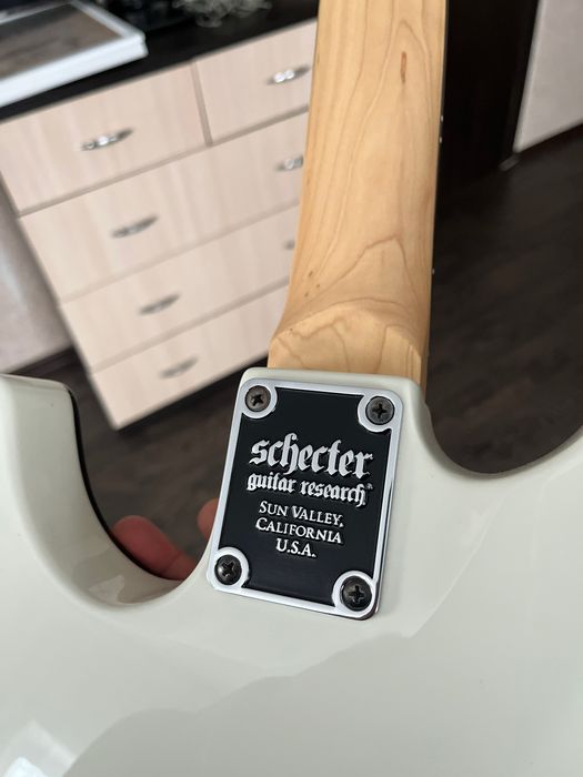 Продам электрогитару Schecter