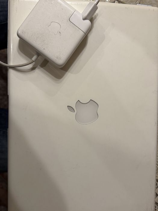 Macbook apple Чупен дисплеи