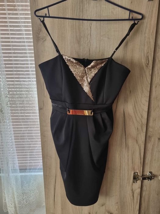 Красива черна рокля