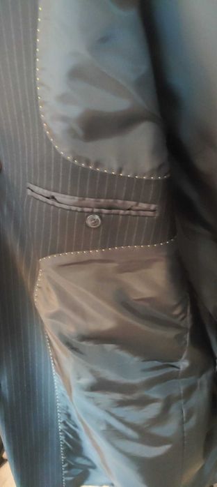 Черен костюм на тънки райета като нов