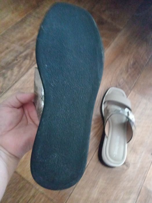 Продам шлепанцы новые