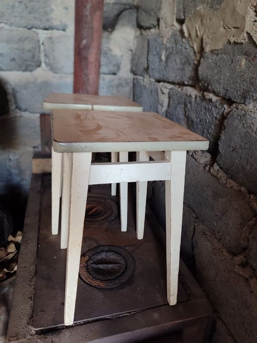 Продаётся; Стол кухонный, табуретки