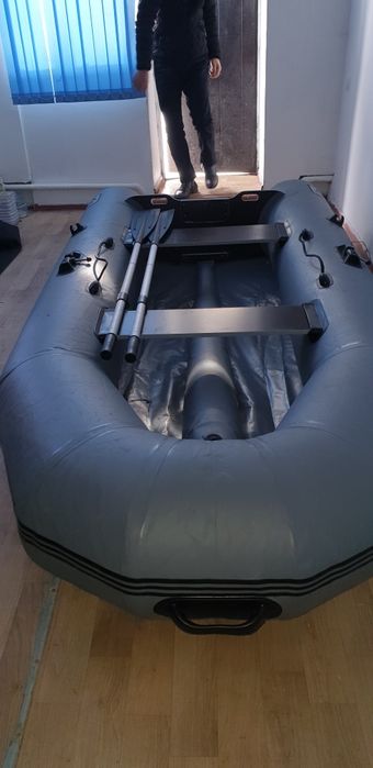 Продам надувную лодку с мотором в отличном состоянии .