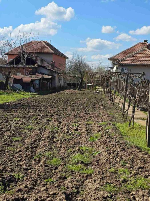 Продава се имот в с. Староселци, обл. Плевен 1 декар двор, две къщи, лятна кухня и селскостопански постройки