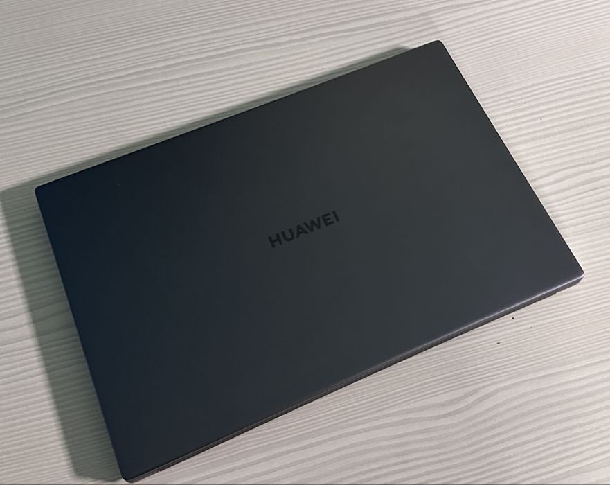 Laptop Huawei • Intel Core i5 - 8Gb RAM - SSD240 - taste iluminate - aluminiu