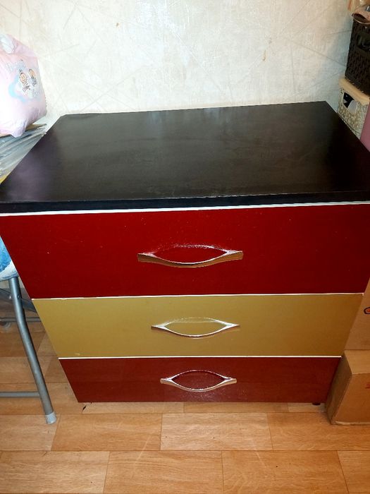 Продам комод с выдвижными ящиками
