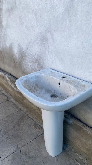 Раковина б/у с ножками