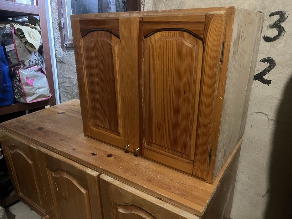 Шкаф от естествено дърво (чам)