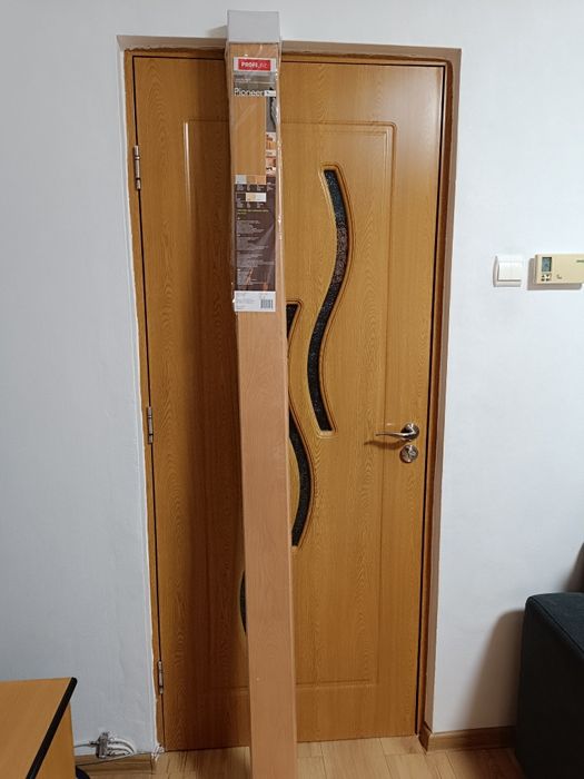 Vând 2 uși culisante . Dimensiuni  84 ×203 . Culoare stejar.