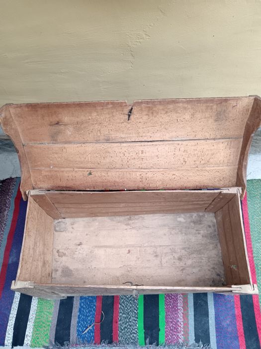 Стар дървен сандък от едно време