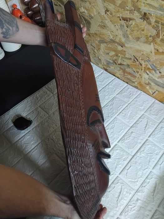 Стара масивна дървена маска