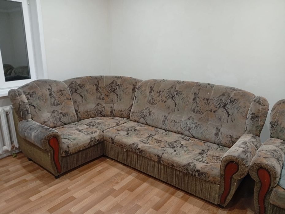 Продам угловой диван с креслом