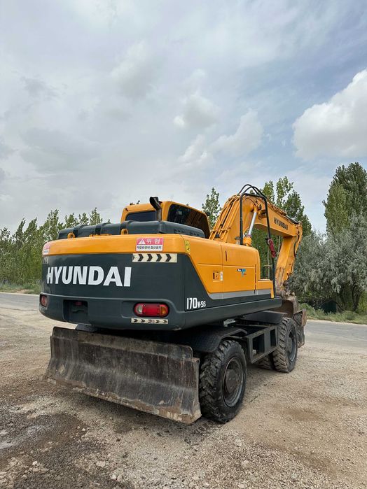 Экскаватор сотилади 59 000 y.e.