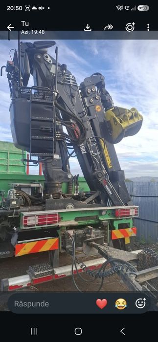 Camion forestier cu macara