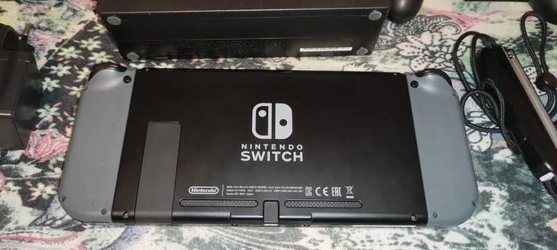 Nintendo Switch cu toate accesoriile originale + husa Zelda