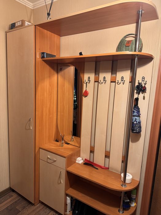 Продам шкаф в прихожей