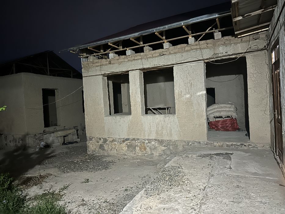 Farxod qoʻrgʻonida bitmagan hovli sotiladi