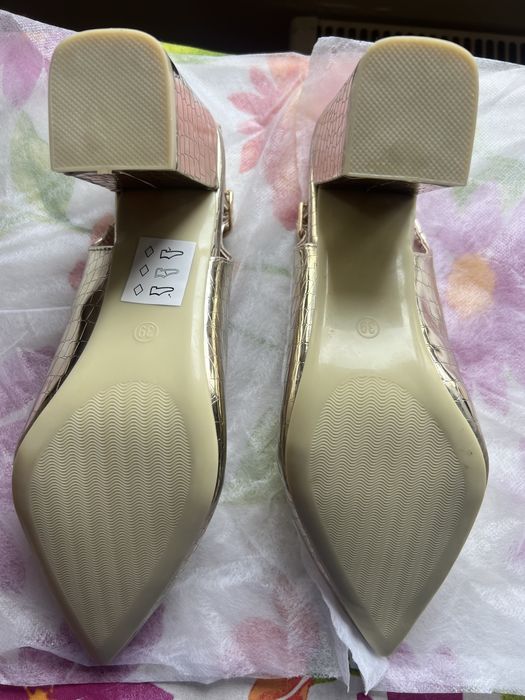 Pantofi noi, aurii decupati la spate