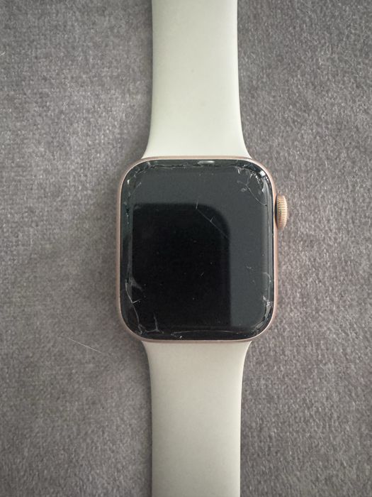 Apple watch SE работи но е със счупен екран