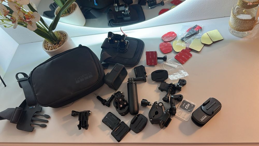 Vând GoPro Hero 10+set accesorii- diverse prinderi și suporturi