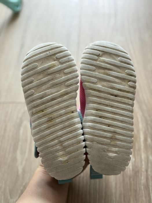 Продам осенние кроссовки adidas