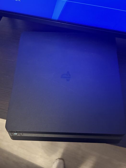 Playstation 4 cu 2 controllere si 4 jocuri