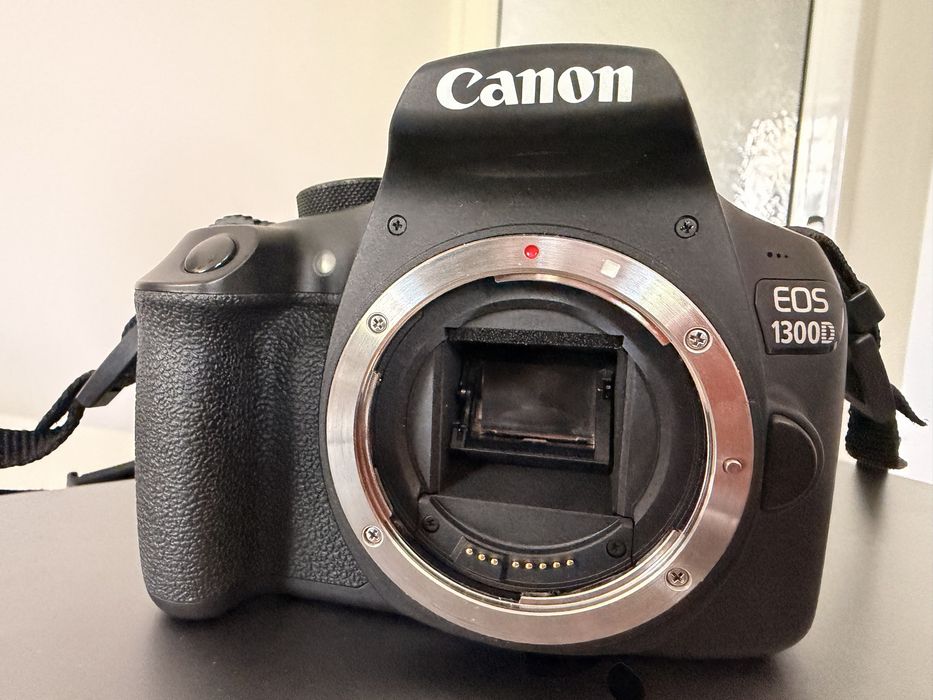 Vând aparat foto Canon 1300D - CA NOU