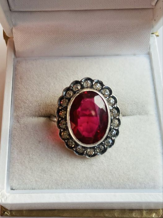 Inel din argint in forma de floare cu pietre