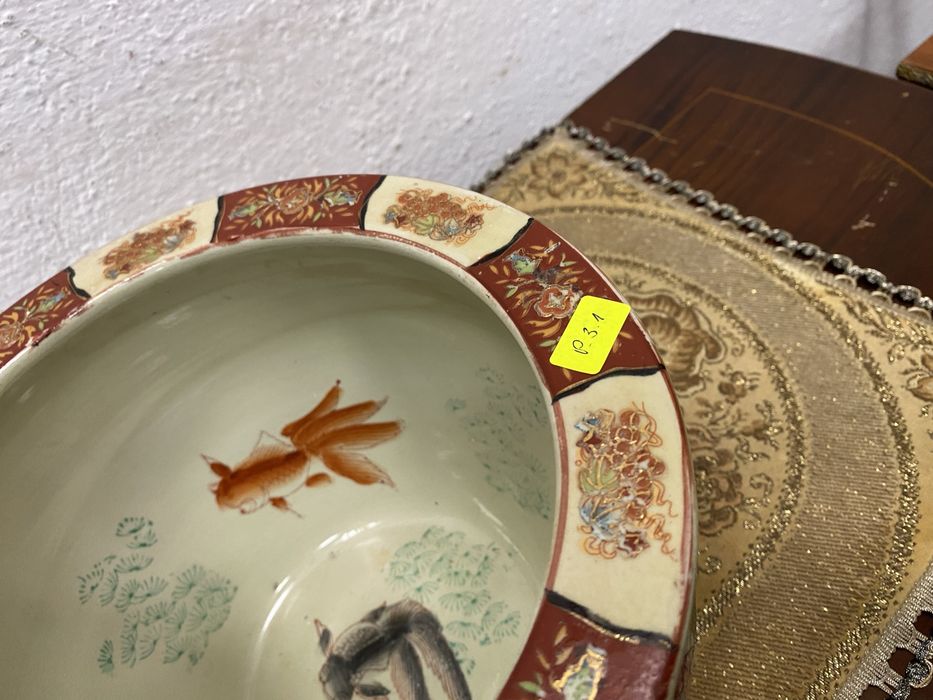 Китайска порцеланова кашпа изрисувана с релеф