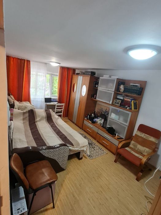 Apartament 3 camere, Strada Savinesti, Etaj 1, Tg Jiu