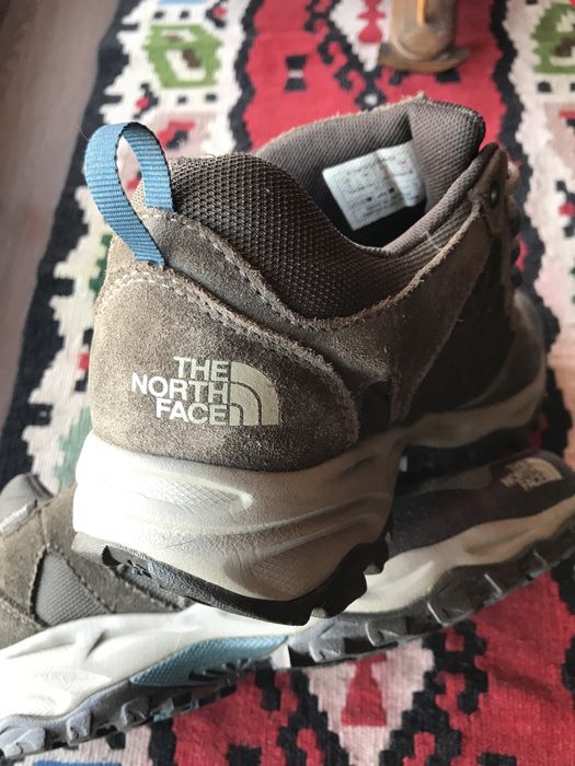 Продам женские ботинки