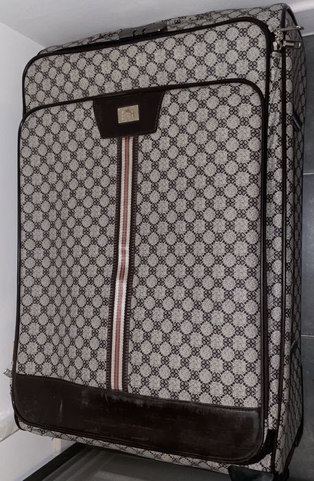 Чемодан Gucci...