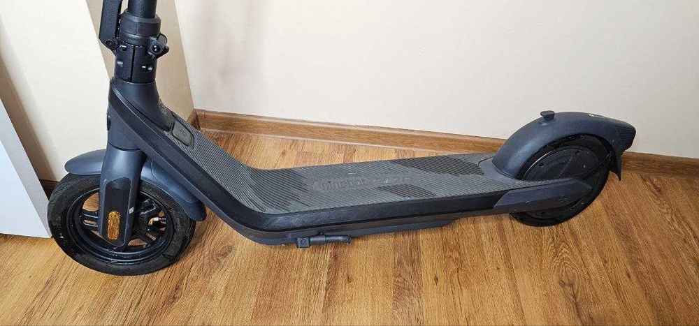 Продавам електрическа тротинетка Ninebot by Segway E2 Pro.