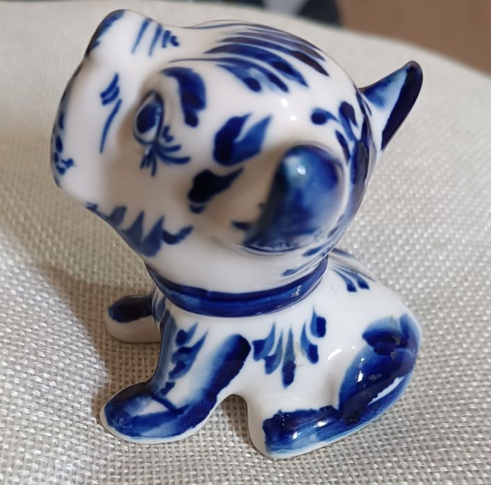 Продаю фарфоровую статуэтку Гжель